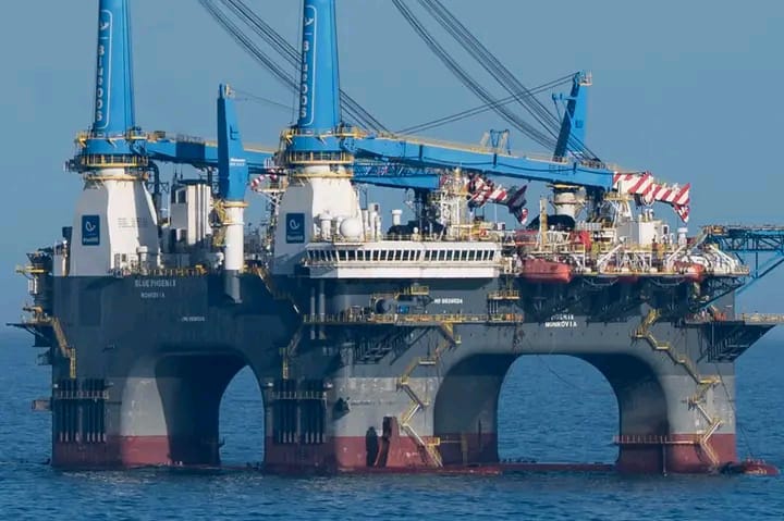 BLUE PHOENIX OIL RIG : CAPE TOWN COASTLINE